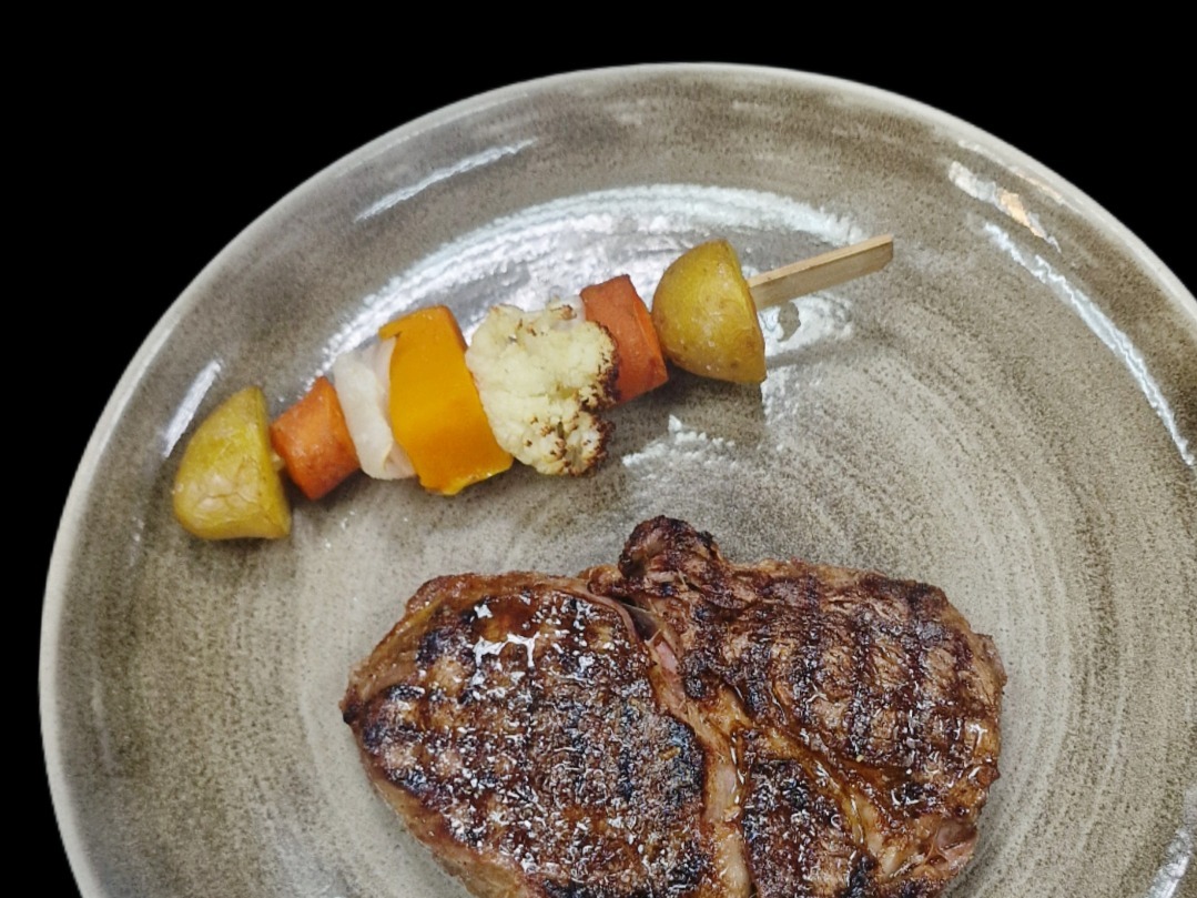 🥩 Rib-eye Black Angus – Το Απόλυτο Πιάτο για Κρεατοφάγους στη Ρόδο