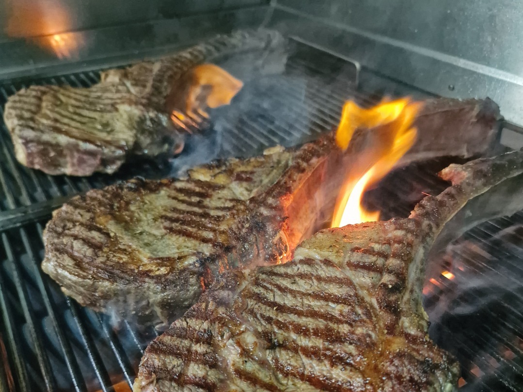 Tomahawk Black Angus – Το Steak των Γιγάντων στη Ρόδο