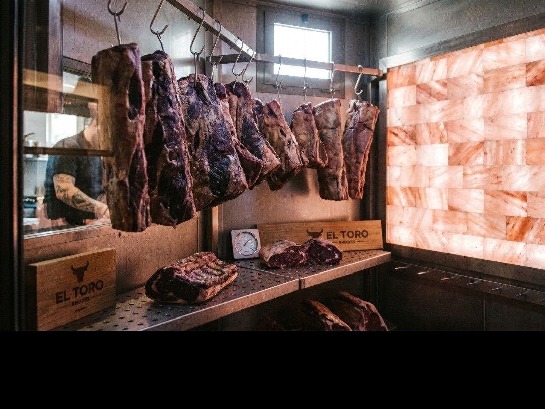 Dry-Aging: Γιατί ο Χρόνος είναι το πιο Ακριβό Συστατικό στο El Toro Steak House