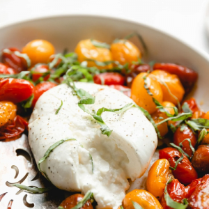 Burrata di bufala με ντοματίνια, χώμα και μαρμελάδα λιαστής ντομάτας, ΄λαδι βασιλικού και καβουρδισμένα αμύγδαλα